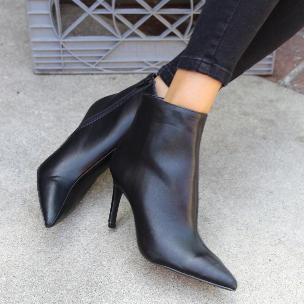 🚨LAST PAIR!//The Astrid// Black ankle bootie - Picture 3 of 7
